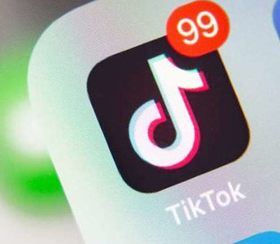 Украинцы просят Зеленского запретить TikTok: чем не угодила соцсеть