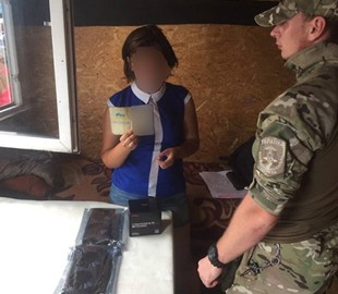 В КПВВ "Станица Луганская" у девушки из Луганска забрали две видеокарты