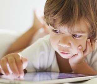 Смартфоны, планшеты, ПК и телевизоры не вредны глазам ребенка при одном условии