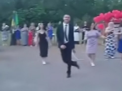 Директор школи став зіркою соцмереж завдяки танцю