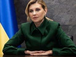 У смарагдовій сорочці і з лаконічними сережками: Олена Зеленська під час онлайн зустрічі