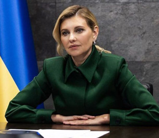 У смарагдовій сорочці і з лаконічними сережками: Олена Зеленська під час онлайн зустрічі