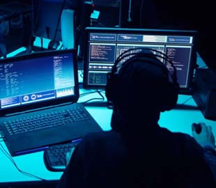 Поліцейські затримали 23-річного хакера, який продавав дані з чужих карток