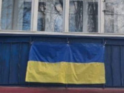 Обіцяють перефарбувати балкон: у Києві помітили російський триколор