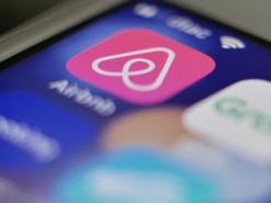 За клиентами Airbnb подглядывали со скрытых камер