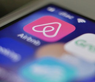 За клиентами Airbnb подглядывали со скрытых камер