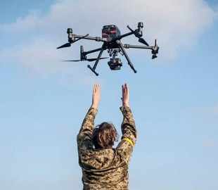 Федоров показав систему БПЛА, яка може нести на собі FPV-дрони і працює як ретранслятор