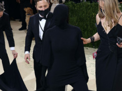 "Костюм чужого". Наряд Ким Кардашьян на Met Gala 2021 стал мемом в сети