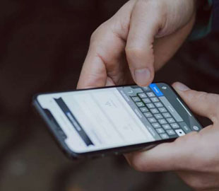 Эксперт рассказал, можно ли оставлять смартфон на ночь возле кровати