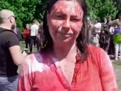 "Я не знаю, куда меня везут": в Польше задержали журналистку, облившую краской посла РФ