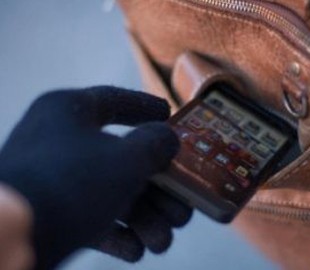 Через неуважність жінка втратила мобільний за 20 тисяч гривень