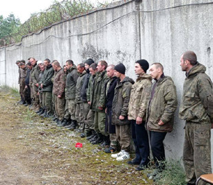 У лакованих туфлях та напрасованих брюках: ЗСУ взяли цікавих полонених (фото)