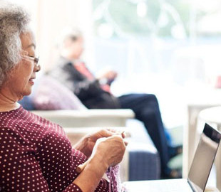 У Китаї сім’я створила ШІ-клон сина для обману 80-річної матері