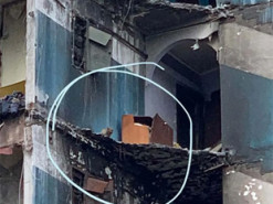 Нашелся хозяин кошки, которую спасли с седьмого этажа разрушенной многоэтажки в Бородянке