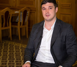 Украинских чиновников хотят перевести на мобильные телефоны с защищенной связью