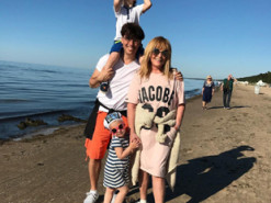 Максим Галкін захопив усміхненою світлиною з Аллою Пугачовою та двійнятами на березі моря