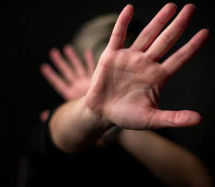 Киянина судитимуть за систематичне знущання над батьками