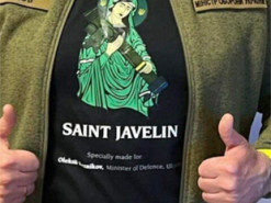 Як завдяки футболкам з мемом «Святий Джавелін» зібрали понад 2 мільйони доларів для України