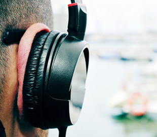 Уровень алкоголя в крови предложили измерять через наушники