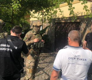 Прокуратура взялася за двох митників, яких затримали на хабарі