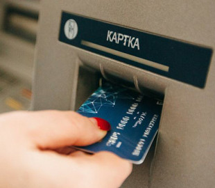 Перевипускала картки без відома клієнтів: завідувачка банку з Кам'янського привласнила 300 тисяч гривень вкладників