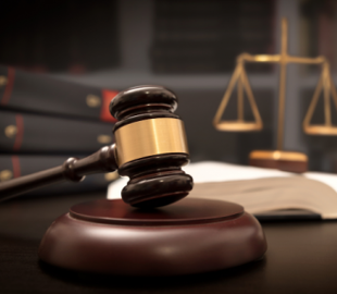 У Шостці суд виніс вирок жінці, яка розбещувала власну доньку та продавала порно