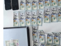 У Києві викрили шахраїв, які купували iPhone за фальшиві долари