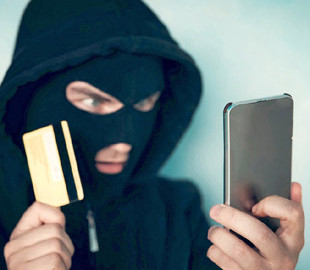 Телефонный разговор с «сотрудником банка» стоил женщине 18 тыcяч гривeн