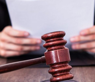 Чернівчанин вимагав від онлайн-магазину повернути 142 999 гривень за підроблені навушники Apple - рішення суду