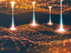 Разработана кремниевая фотонная нейросеть, которая преодолевает ограничения передачи по волокну