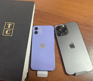 Всередині книжок львівські митники виявили контрабанду Iphone