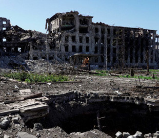 У Маріуполі мешканці намагаються знайти ліки та електроенергію, щоб зарядити телефон (фото)