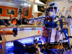 Робот-бармен может наливать пиво за 40 секунд и смешивать коктейли за минуту