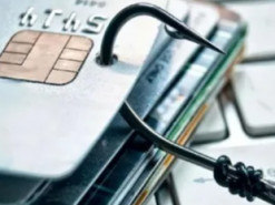 Переклеюють QR-коди на самокатах та стежать за екраном смартфона: які нові схеми "розводу" українців вигадали шахраї