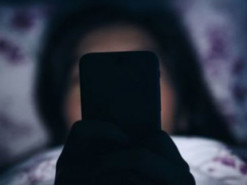 Чи потрібно відключати смартфон на ніч: за і проти