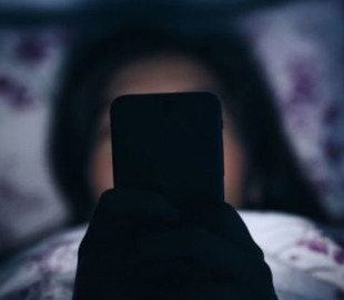 Чи потрібно відключати смартфон на ніч: за і проти
