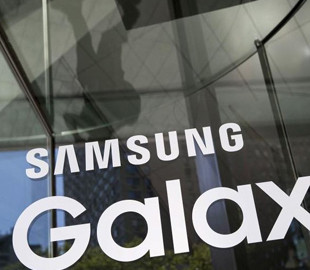 В Samsung придумали смартфон-книжку с прозрачной секцией