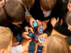 В Раде зарегистрирован законопроект о запрете мобильных телефонов в школах