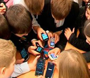 В Раде зарегистрирован законопроект о запрете мобильных телефонов в школах