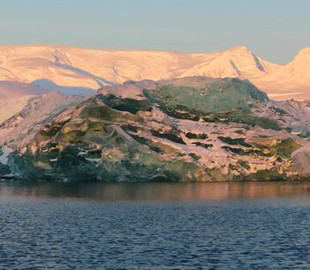 Не только белый или прозрачный. Украинские полярники показали разноцветный лед в Антарктиде