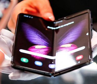 Ученые изобрели гнущееся стекло для нового поколения телефонов-раскладушек