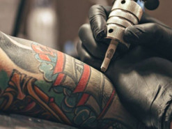 Купа фекалій замість каменів: англійка прославилася дуже невдалим татуюванням