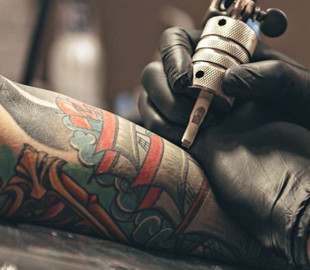 Купа фекалій замість каменів: англійка прославилася дуже невдалим татуюванням