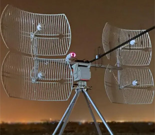 Укрспецсистеми передали військовим новий антенний трекер АТ-2