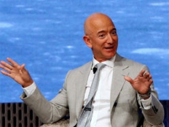 В сети показали, сколько зарабатывает самый богатый человек в мире Безос каждую секунду