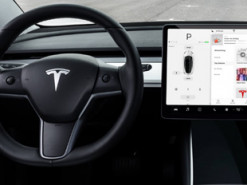 Компания Илона Маска пообещала миллион долларов за взлом Tesla Model 3