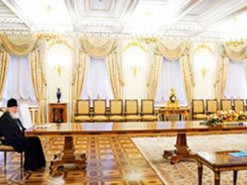 Патриарх РПЦ Кирилл насмешил Сеть гигантским столом для переговоров