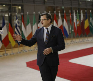 "Прекратите зарабатывать деньги, пропитанные нашей кровью". Кулеба призвал отключить от SWIFT все российские банки