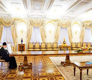 Патриарх РПЦ Кирилл насмешил Сеть гигантским столом для переговоров