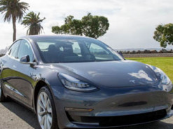 Новая версия ПО для электрокаров Tesla отключает некоторые дополнительные функции, которые стоят несколько тысяч долларов